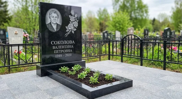 Памятник с гравировкой роз — выполненная работа «Соколова» в Перми