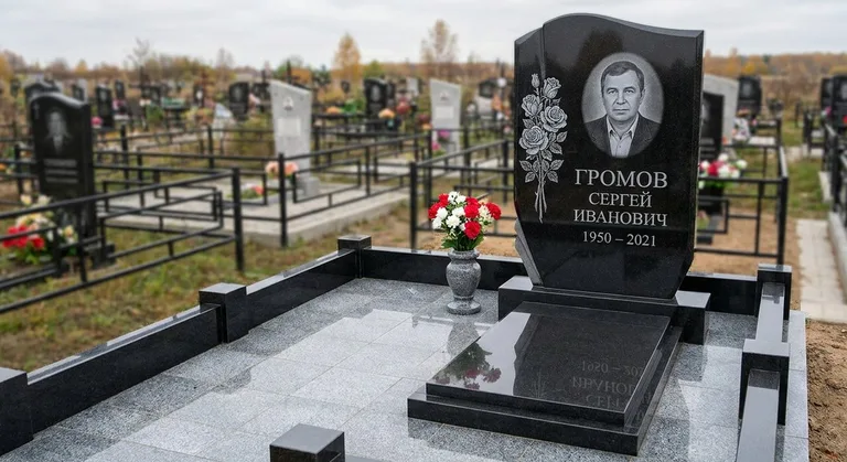 Памятник с гравировкой роз — выполненная работа «Громов» в Перми