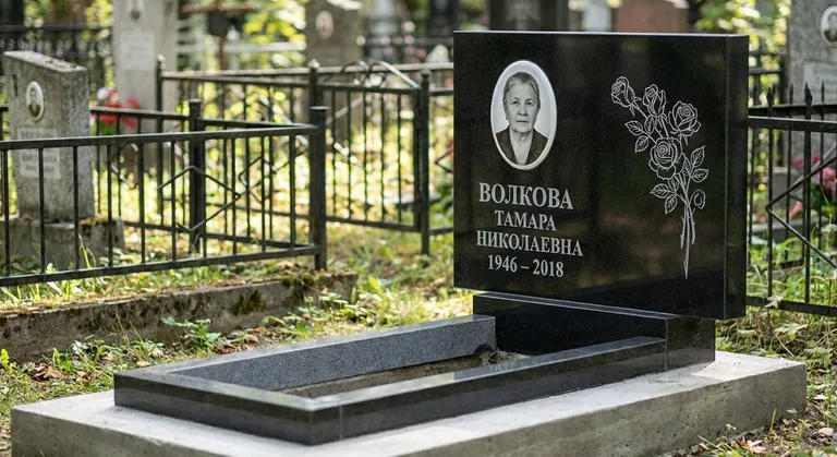 Памятник с гравировкой роз — выполненная работа «Волкова» в Перми