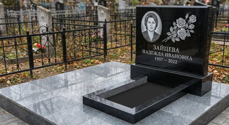Памятник с гравировкой роз — выполненная работа «Зайцева» в Перми