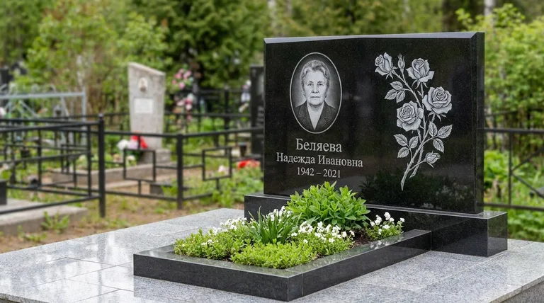 Памятник с гравировкой роз — выполненная работа «Беляева» в Перми