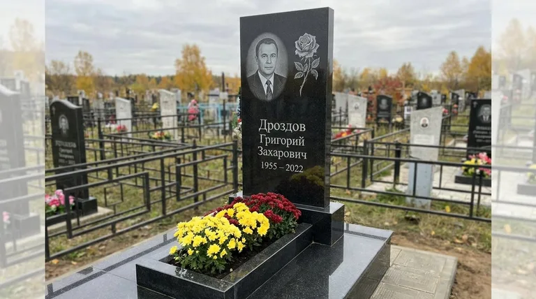 Памятник с гравировкой роз — выполненная работа «Дроздов» в Перми