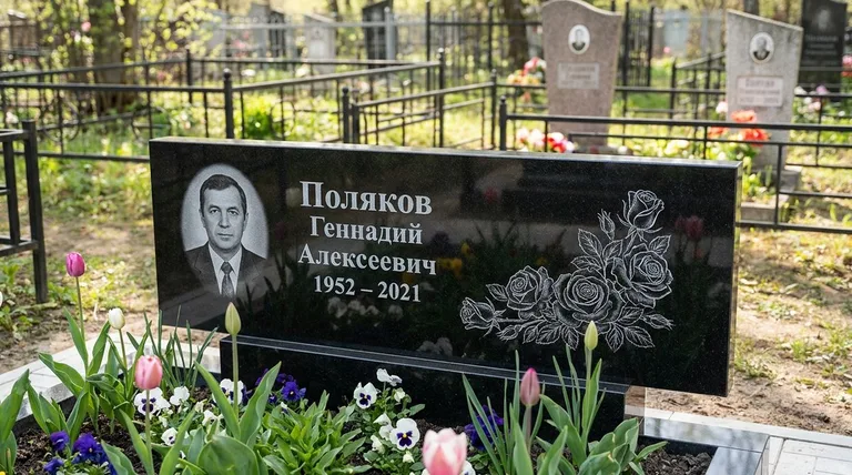 Памятник с гравировкой роз — выполненная работа «Поляков» в Перми