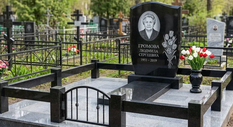 Памятник с гравировкой тюльпанов — выполненная работа «Громова» в Перми