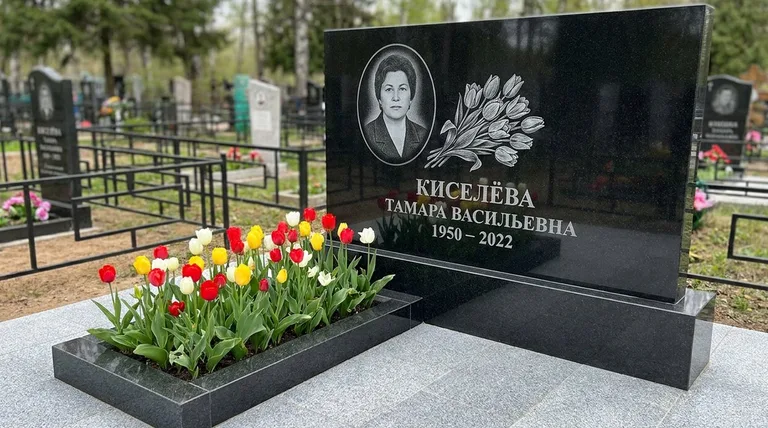 Памятник с гравировкой тюльпанов — выполненная работа «Киселёва» в Перми