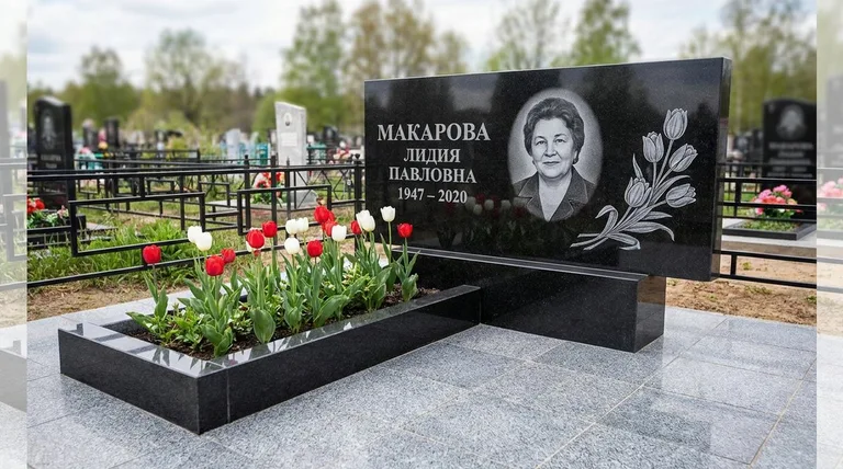 Памятник с гравировкой тюльпанов — выполненная работа «Макарова» в Перми