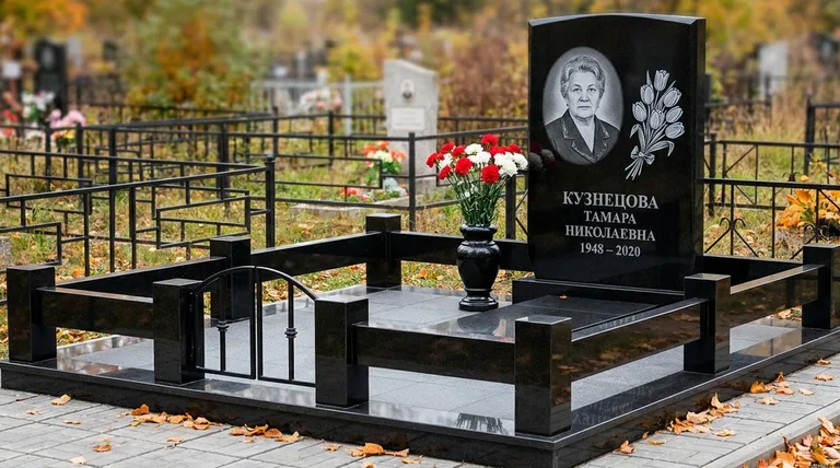 Памятник с гравировкой тюльпанов — выполненная работа «Кузнецова» в Перми