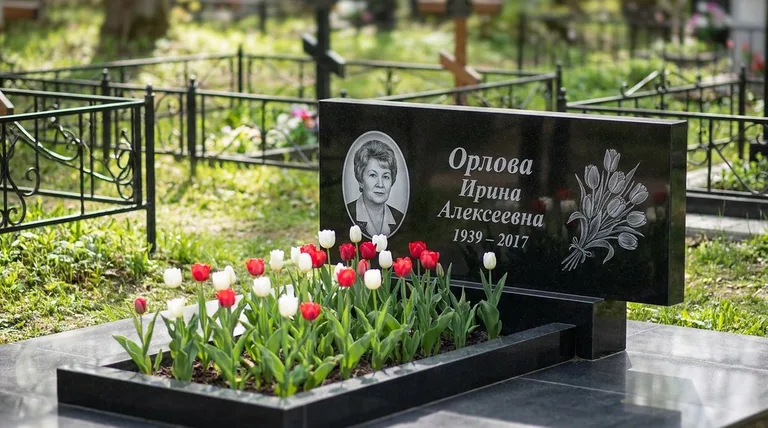 Памятник с гравировкой тюльпанов — выполненная работа «Орлова» в Перми