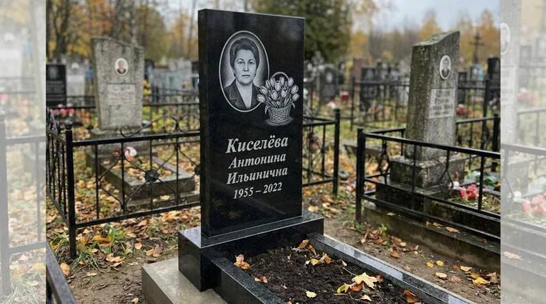 Памятник с гравировкой тюльпанов — выполненная работа «Киселёва» в Перми