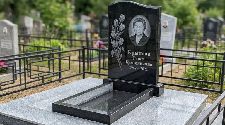 Памятник с гравировкой тюльпанов — выполненная работа «Крылова» в Перми