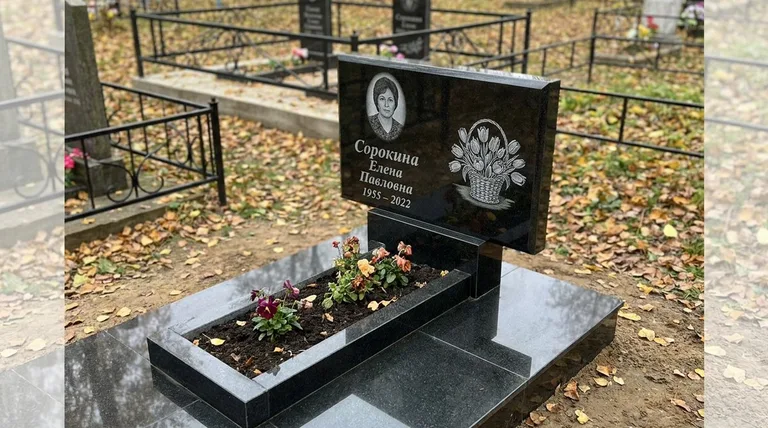 Памятник с гравировкой тюльпанов — выполненная работа «Сорокина» в Перми