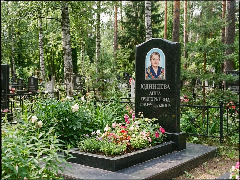 Овальный портрет на памятнике весной в Перми
