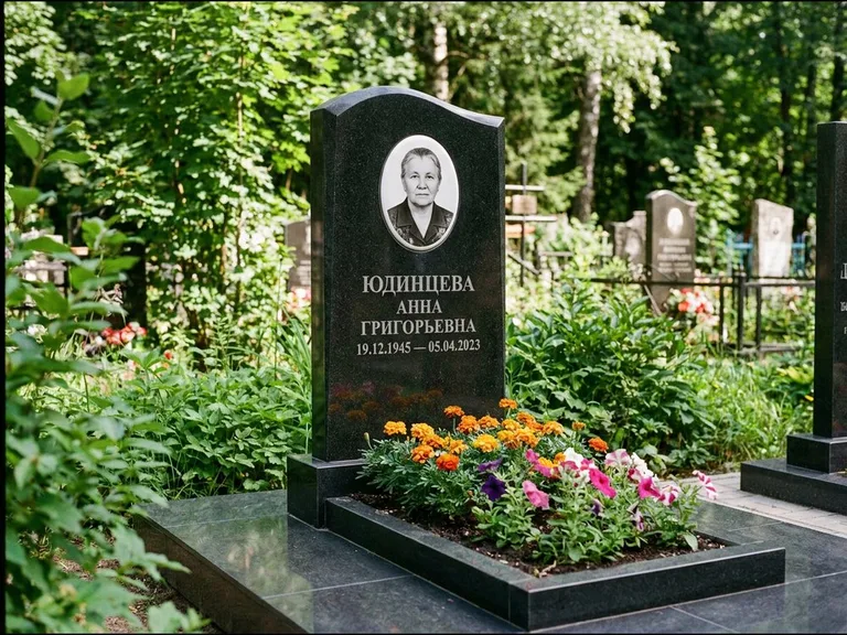 Овальный портрет на сером граните — работа «Юдинцева» в Перми