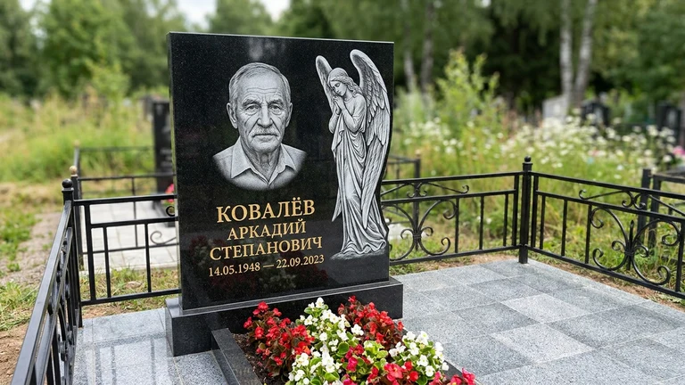 Гравировка ангела на памятник в Перми — памятник из чёрного гранита с гравировкой