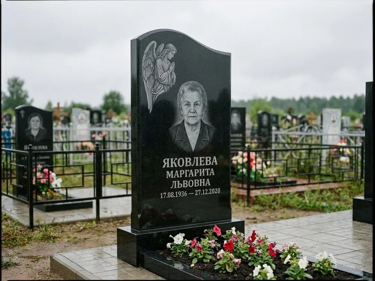 Памятник с гравировкой ангела — гравировка молящегося ангела в верхней части стелы, работа «Яковлева» в Перми