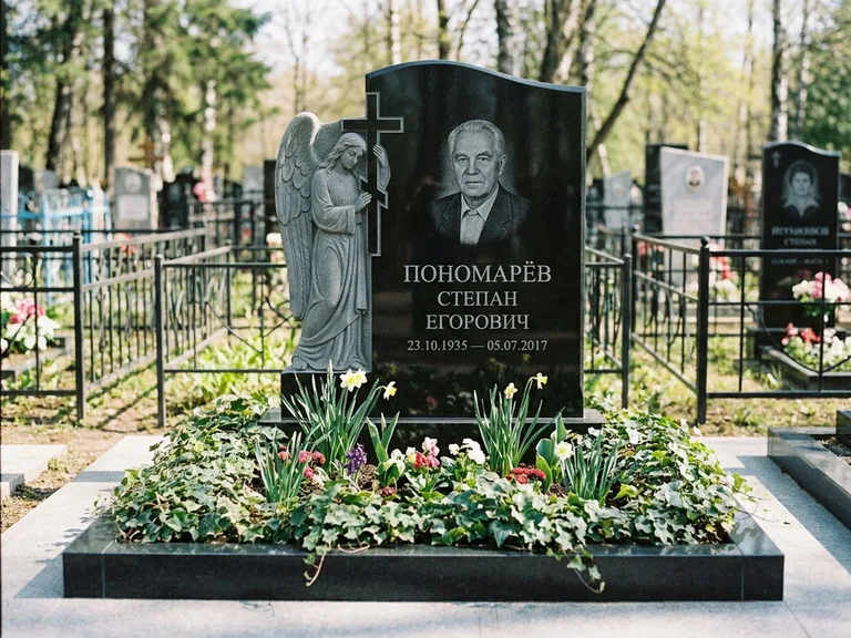 Памятник с гравировкой ангела — гравировка ангела с крестом рядом с эпитафией, работа «Пономарёв» в Перми