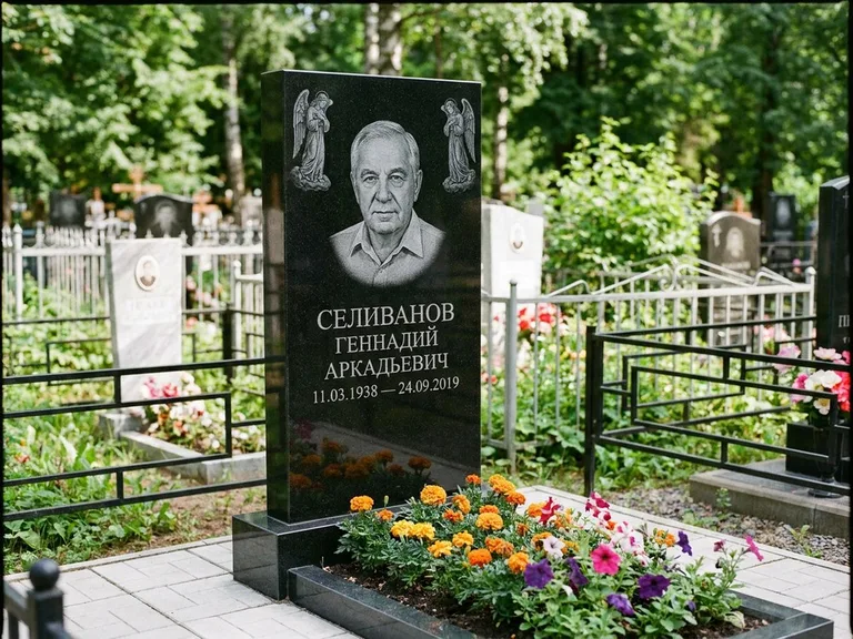 Памятник с гравировкой ангела — гравировка двух ангелов по сторонам портрета, работа «Селиванов» в Перми