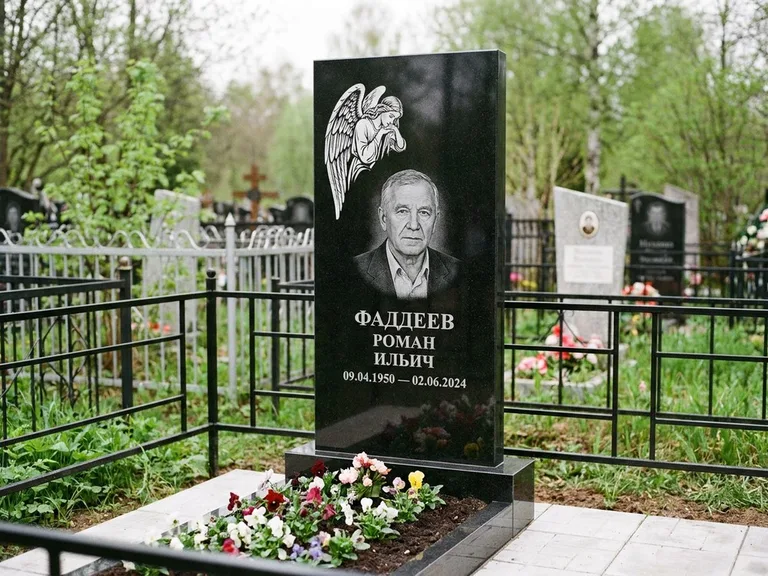 Памятник с гравировкой ангела — белая гравировка скорбящего ангела над портретом, работа «Фаддеев» в Перми