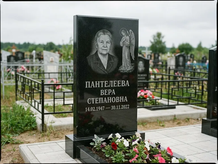 Памятник с гравировкой ангела — гравировка ангела-хранителя сбоку от портрета, работа «Пантелеева» в Перми