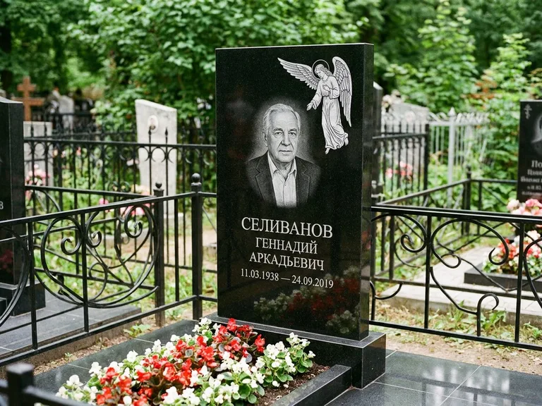 Памятник с гравировкой ангела — белая гравировка скорбящего ангела над портретом, работа «Селиванов» в Перми
