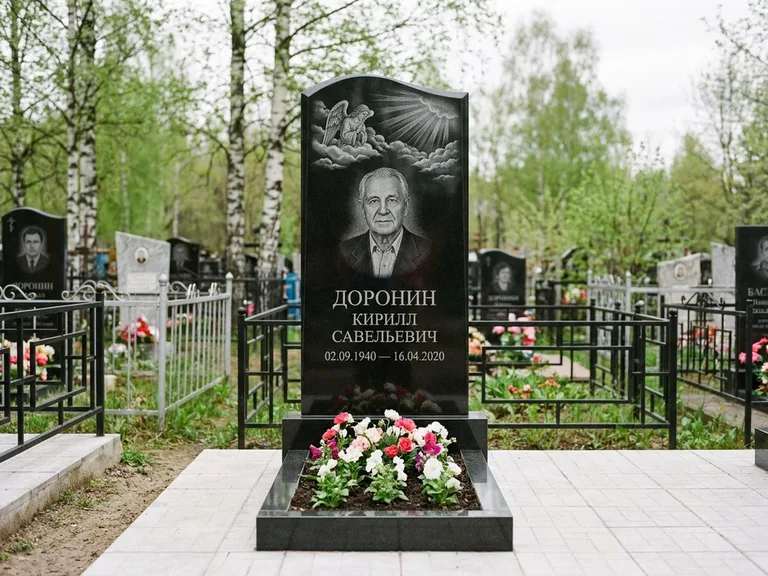 Памятник с гравировкой ангела — гравировка ангела в облаках с лучами над портретом, работа «Доронин» в Перми