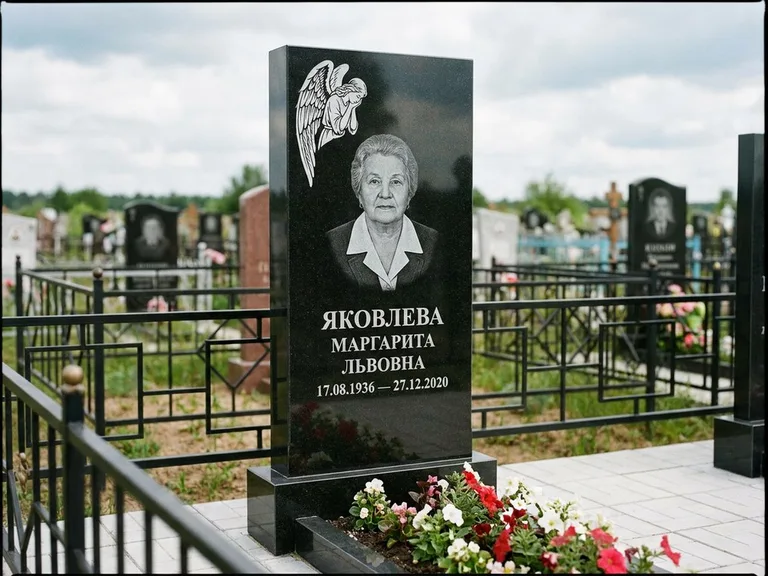 Памятник с гравировкой ангела — белая гравировка скорбящего ангела над портретом, работа «Яковлева» в Перми