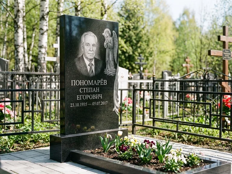 Памятник с гравировкой ангела — гравировка ангела-хранителя сбоку от портрета, работа «Пономарёв» в Перми