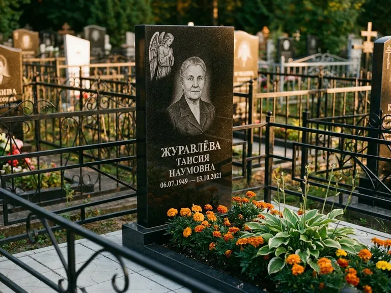 Памятник с гравировкой ангела — гравировка молящегося ангела в верхней части стелы, работа «Журавлёва» в Перми