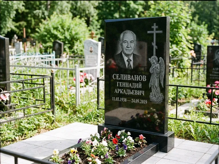 Памятник с гравировкой ангела — гравировка ангела с крестом рядом с эпитафией, работа «Селиванов» в Перми