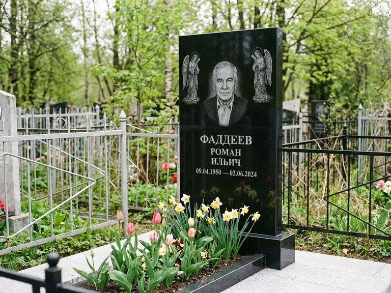 Памятник с гравировкой ангела — гравировка двух ангелов по сторонам портрета, работа «Фаддеев» в Перми