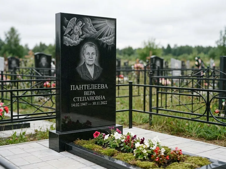 Памятник с гравировкой ангела — гравировка ангела в облаках с лучами над портретом, работа «Пантелеева» в Перми