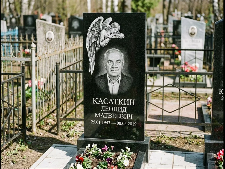 Памятник с гравировкой ангела — белая гравировка скорбящего ангела над портретом, работа «Касаткин» в Перми