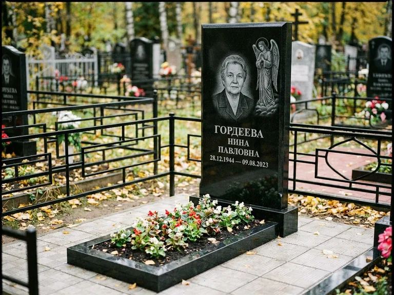 Памятник с гравировкой ангела — гравировка ангела-хранителя сбоку от портрета, работа «Гордеева» в Перми