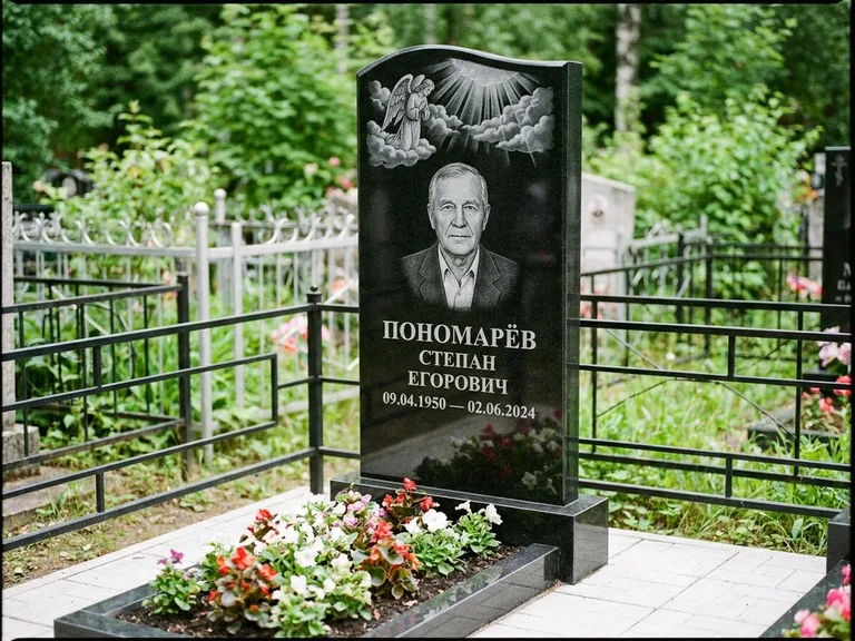 Памятник с гравировкой ангела — гравировка ангела-хранителя сбоку от портрета, работа «Лобанова» в Перми