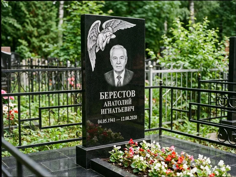 Памятник с гравировкой ангела — гравировка молящегося ангела в верхней части стелы, работа «Свиридов» в Перми