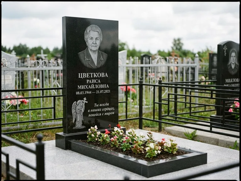 Памятник с гравировкой ангела — гравировка двух ангелов по сторонам портрета, работа «Яковлева» в Перми
