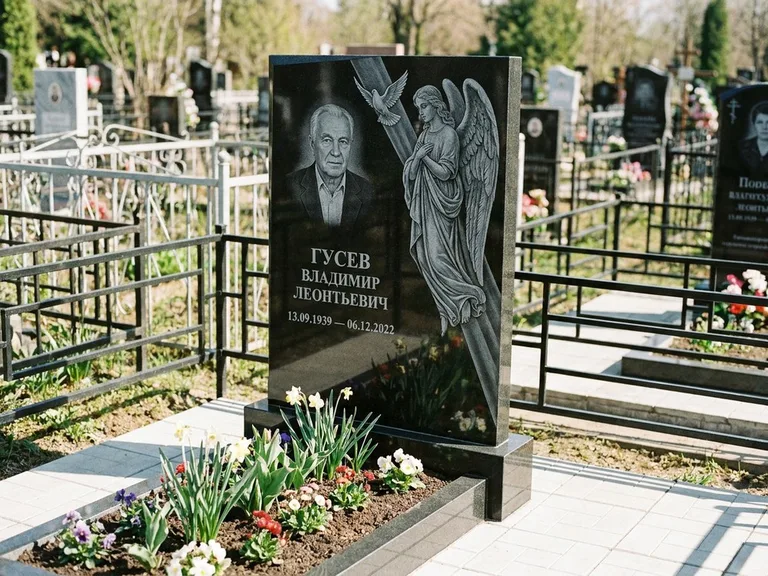 Памятник с гравировкой ангела — гравировка ангела в облаках с лучами над портретом, работа «Пономарёв» в Перми