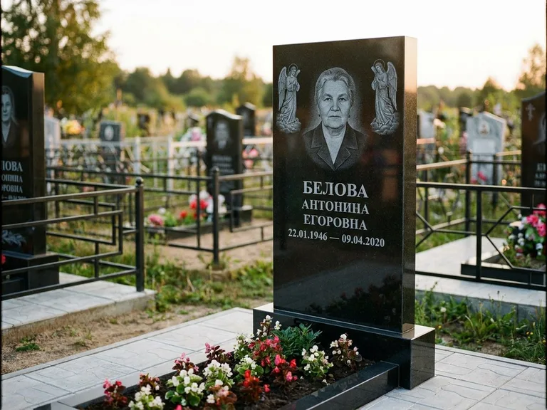 Памятник с гравировкой ангела — белая гравировка скорбящего ангела над портретом, работа «Журавлёва» в Перми