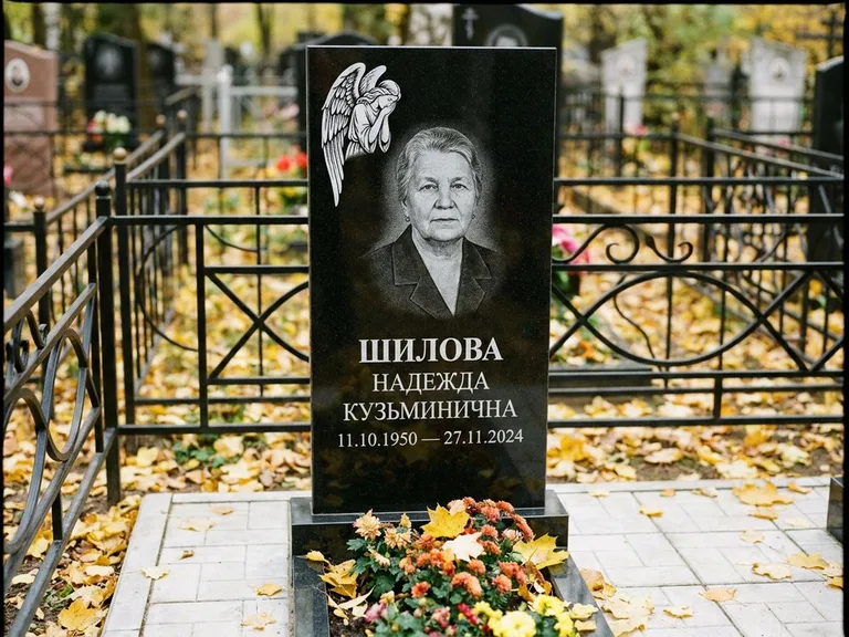 Памятник с гравировкой ангела — гравировка молящегося ангела в верхней части стелы, работа «Гордеева» в Перми