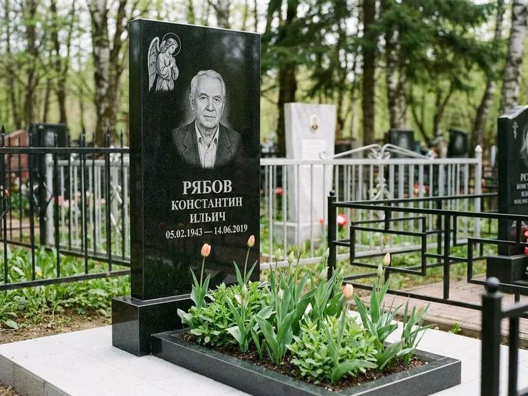 Памятник с гравировкой ангела — гравировка ангела с крестом рядом с эпитафией, работа «Фаддеев» в Перми