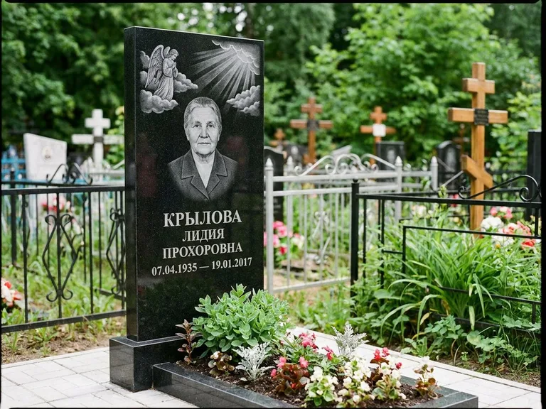 Памятник с гравировкой ангела — гравировка ангела в облаках с лучами над портретом, работа «Лобанова» в Перми