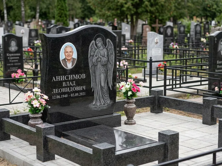 Памятник с гравировкой ангела — белая гравировка скорбящего ангела над портретом, работа «Свиридов» в Перми