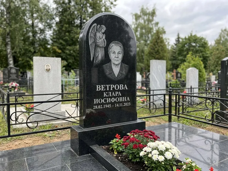 Памятник с гравировкой ангела — гравировка ангела-хранителя сбоку от портрета, работа «Игнатова» в Перми