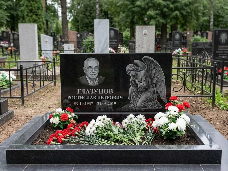 Памятник с гравировкой ангела — гравировка молящегося ангела в верхней части стелы, работа «Доронин» в Перми