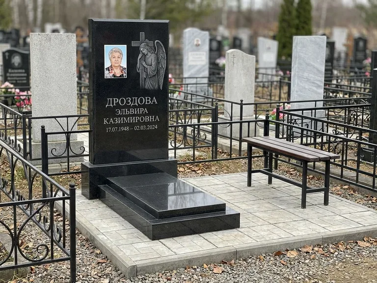 Памятник с гравировкой ангела — гравировка ангела с крестом рядом с эпитафией, работа «Яковлева» в Перми