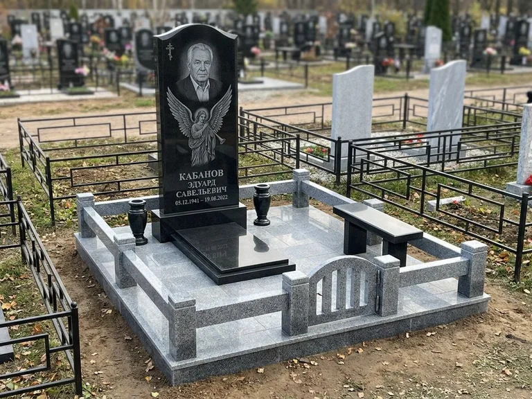 Памятник с гравировкой ангела — гравировка ангела с голубем по диагонали стелы, работа «Пономарёв» в Перми