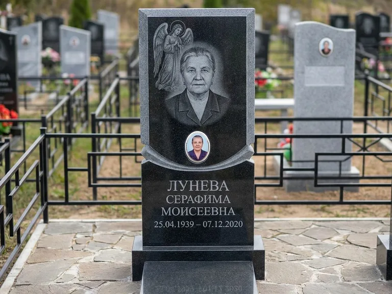 Памятник с гравировкой ангела — гравировка двух ангелов по сторонам портрета, работа «Журавлёва» в Перми