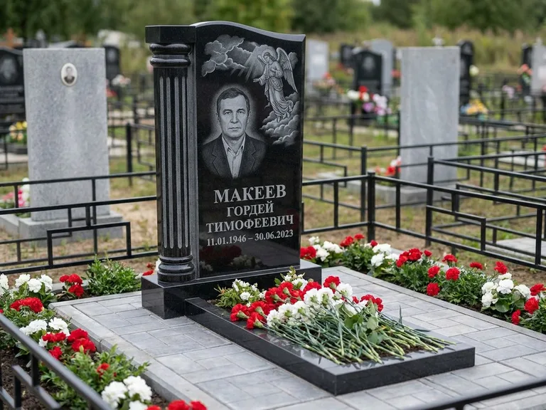 Памятник с гравировкой ангела — гравировка ангела в облаках с лучами над портретом, работа «Селиванов» в Перми