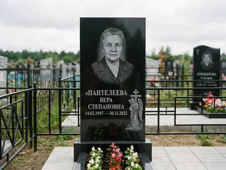 Памятник с гравировкой ангела — гравировка ангела с крестом рядом с эпитафией, работа «Пантелеева» в Перми