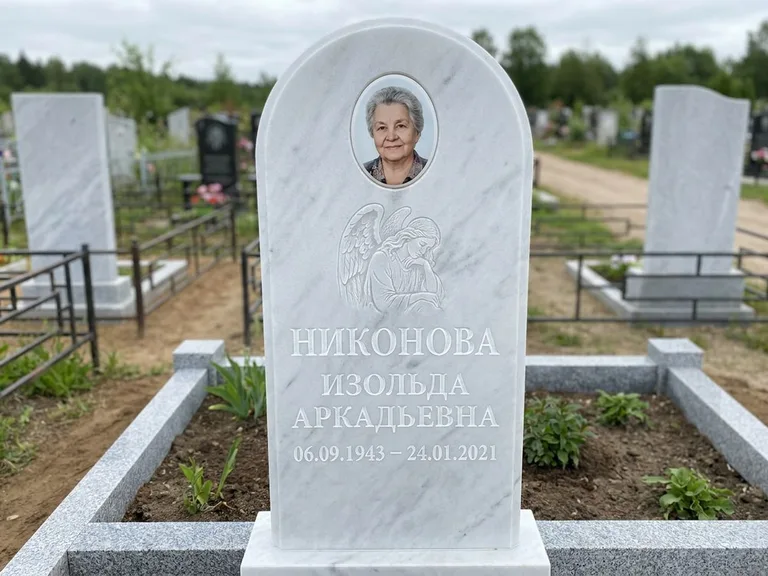 Памятник с гравировкой ангела — белая гравировка скорбящего ангела над портретом, работа «Гордеева» в Перми